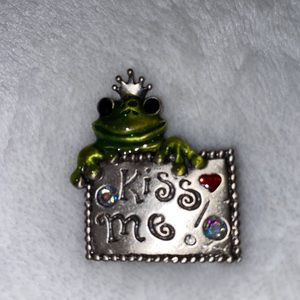 Kiss me frog brooch